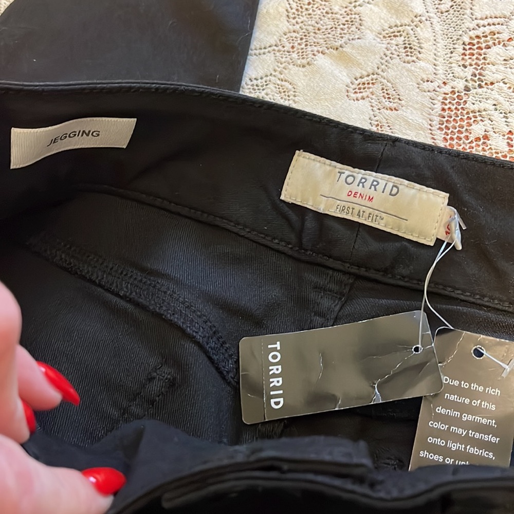 NWT Torrid Black Jeggings 10T - Picture 3 of 4